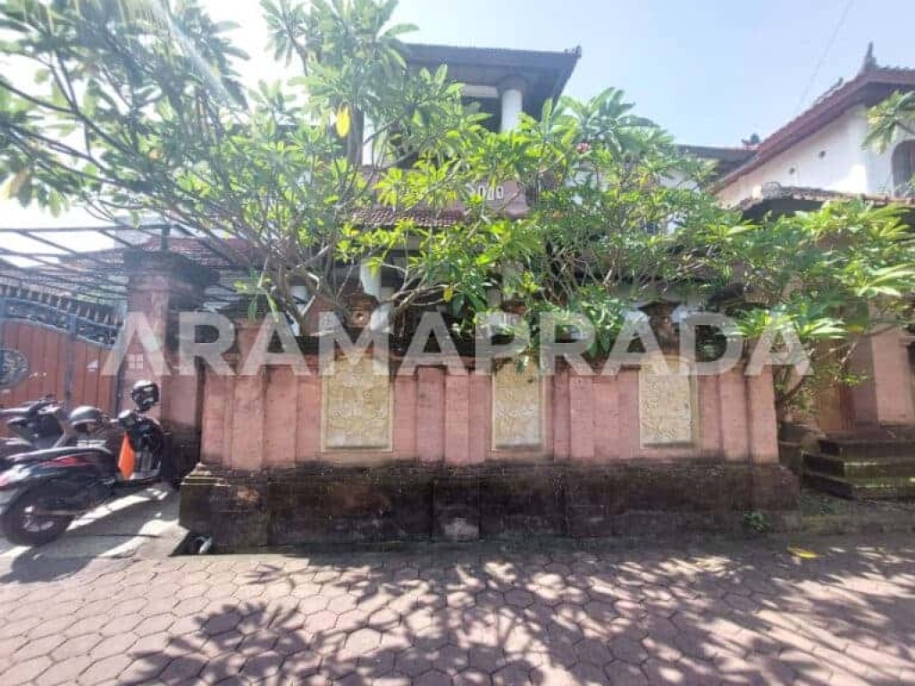 Dijual Rumah Luas Style Bali Dekat Renon 
