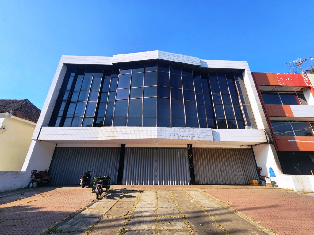 Gedung Bangunan Komersial di Jl Ade Irma Suryani 