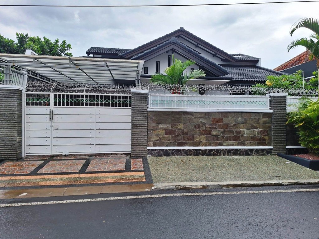 Rumah Dijual Semi Furnished Jl Nusa Indah Suhat 