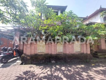 Dijual Rumah Luas Style Bali Dekat Renon Sidakarya Kosongan 8 Kamar