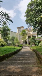 Jual Rumah Villa Mewah Asri di Suhat Malang