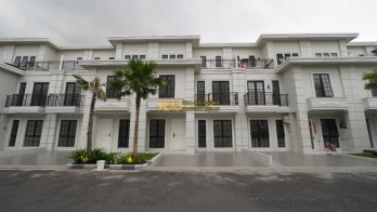 Jual Villa 3.5 Tingkat Siap Huni di Komplek Jewel Park Jalan Starban - Polo
