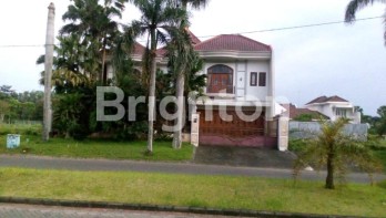 Rumah Mewah 2 Lantai, Furnished, Siap Huni, Row Jalan Boulevard, Araya Mala