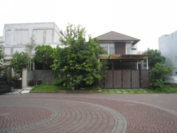 Rumah dengan Konsep Villa di Graha Famili, Surabaya.
